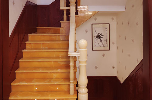 六合中式别墅室内汉白玉石楼梯的定制安装装饰效果