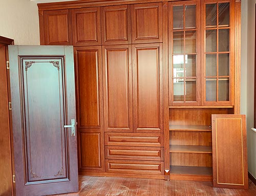 六合中式家庭装修里定制的实木衣柜效果图